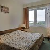 Sypialnia dwuosobowa z widokiem na jezioro w Hotelu Marina w Balatonfured