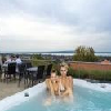 Jacuzzi sulla terrazza con vista panoramica sul Lago Balaton - Hotel Zenit a Vonyarcvashegy