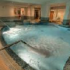 Piscina con jacuzzi en el Hotel Wellness y de Conferencias Két Korona en Balaronszárszó