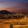 Vista panoramica notturna sulla collina Gellert e sul fiume Danubio dalle camere del Ibis Styles Budapest City