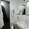 Baño en una habitaicón del Hotel Nemzeti Budapest MGallery Baño en una habitaicón del Hotel Nemzeti Budapest MGallery