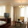 Suite met drie kamers en luxe inrichting in het 5-sterren Hotel Queens Court Hotel en Residence